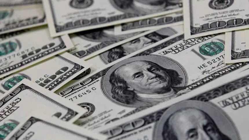 Dólar sobe 0,70% e fecha a R$ 5,01 com fortalecimento dos juros nos EUA